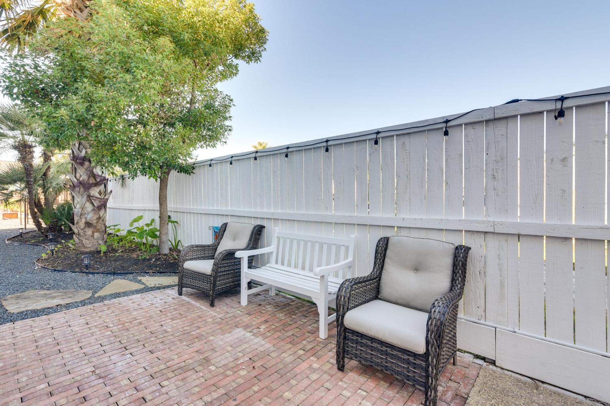 הוילה Seaside Retreat In Galveston Near Pleasure Pier! מראה חיצוני תמונה